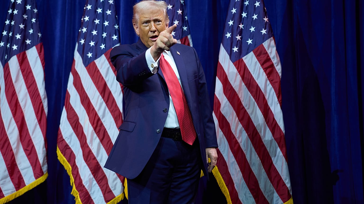  الرئيس دونالد ترامب بعد إلقاء كلمته أمام أعضاء مجلس النواب الجمهوريين يوم الثلاثاء 6 يناير/كانون الثاني 2026، في واشنطن. (صورة من أ ب / إيفان فوتشي)