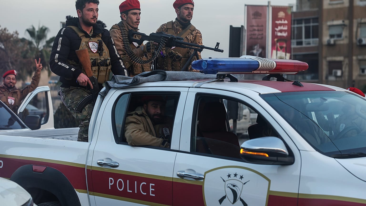 جنود من الجيش السوري يركبون مركبة خلال اشتباكات مع مقاتلين أكراد في منطقة متنازع عليها في مدينة حلب شمال سوريا،