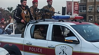 جنود من الجيش السوري يركبون مركبة خلال اشتباكات مع مقاتلين أكراد في منطقة متنازع عليها في مدينة حلب شمال سوريا،