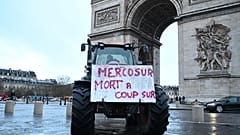 Ein Plakat am Traktor trägt die Aufschrift: „Mercosur, Tod gewiss“. Landwirte protestieren am Arc de Triomphe gegen das Mercosur-Handelsbündnis mit Ländern Südamerikas.