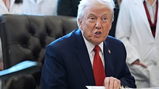  دونالد ترامب يلقي كلمة خلال مراسم توقيع أمر تنفيذي في المكتب البيضاوي بالبيت الأبيض، يوم الخميس 18 ديسمبر/كانون الأول 2025، في واشنطن. (صورة من أ ب/إيفان فوتشي)