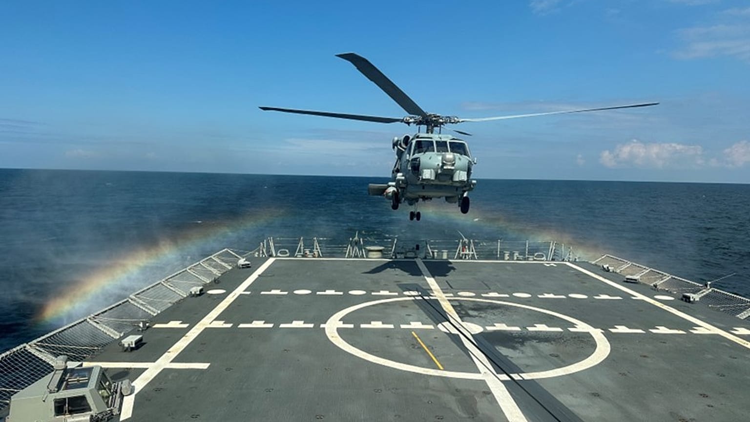 Un helicóptero SH60B de la Décima Escuadrilla aterriza en la cubierta de la fragata Almirante Juan de Borbón