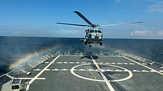 Un helicóptero SH60B de la Décima Escuadrilla aterriza en la cubierta de la fragata Almirante Juan de Borbón