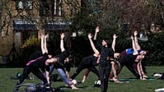 Londra'daki bir parkta egzersiz yapan bir grup kadın.
