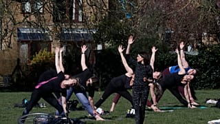 Londra'daki bir parkta egzersiz yapan bir grup kadın.