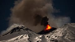 Wanderer strömen zum Ätna. Sie wollen das Vulkanspektakel aus nächster Nähe erleben.