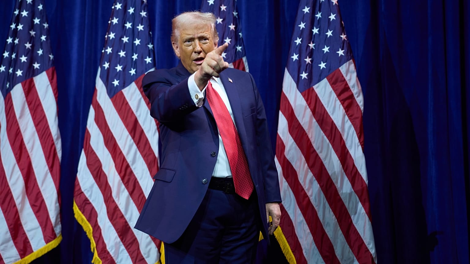 دونالد ترامپ، رئیس‌جمهور آمریکا، پس از سخنرانی برای نمایندگان جمهوری‌خواه مجلس نمایندگان در نشست سالانه، هنگام ترک صحنه به جمعیت اشاره کرد، سه‌شنبه ۶ ژانویه ۲۰۲۶.