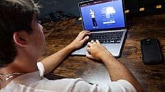 ARCHIV: Ein Teenager zeigt die Möglichkeiten künstlicher Intelligenz. Auf Character.AI erstellt er einen KI-Begleiter.