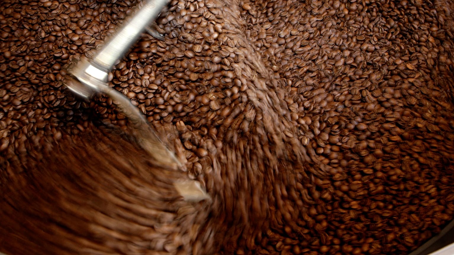 حبوب القهوة المُحمَّصة داخل آلة التحميص في مقهى ريتشوال كوفي روسترز، يوم الخميس 4 مارس/آذار 2010. (ليا سوزوكي / سان فرانسيسكو كرونيكل عبر  أ ب)