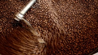 حبوب القهوة المُحمَّصة داخل آلة التحميص في مقهى ريتشوال كوفي روسترز، يوم الخميس 4 مارس/آذار 2010. (ليا سوزوكي / سان فرانسيسكو كرونيكل عبر  أ ب)