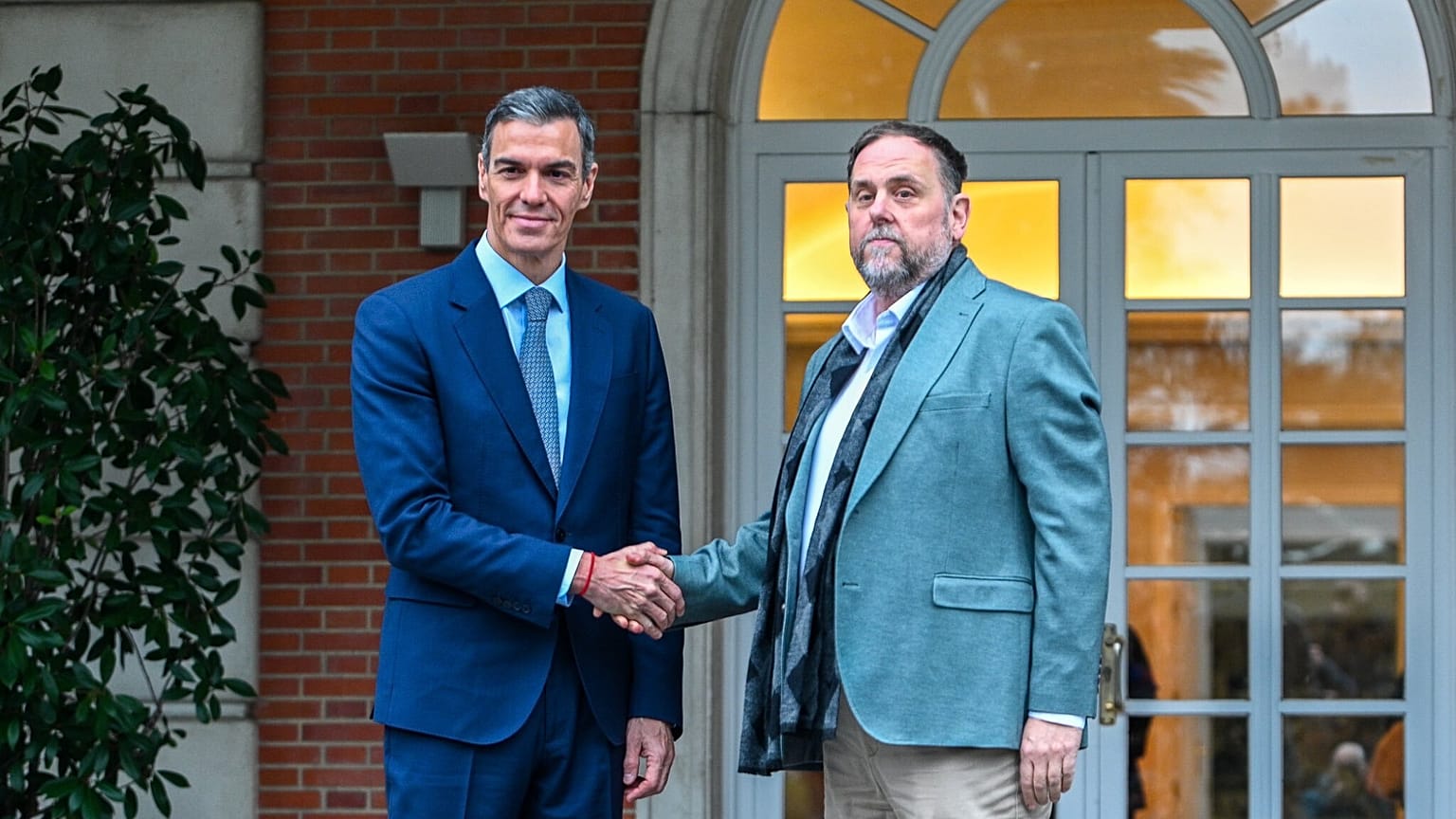 Sánchez y Junqueras posan para los fotógrafos frente al Palacio de la Moncloa, el 8 de enero de 2026.