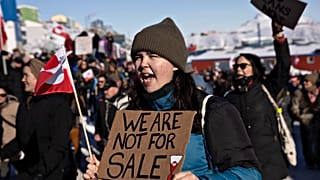 La gente participa en una marcha bajo el lema "Groenlandia pertenece al pueblo groenlandés", en Nuuk, Groenlandia, el sábado 15 de marzo de 2025.