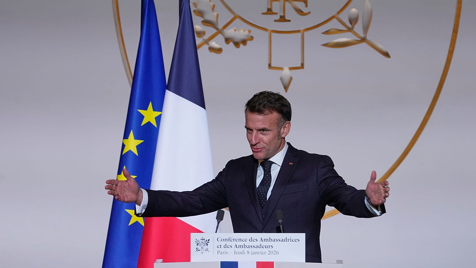 ألقى الرئيس الفرنسي إيمانويل ماكرون خطاباً أمام السفراء الفرنسيين يوم الخميس 8 يناير/كانون الثاني 2026 في قصر الإليزيه بباريس. (صورة من  أ ب/ميشيل أويلر)