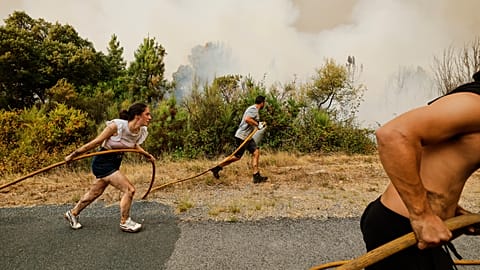 Varios residentes y voluntarios tratan de apagar un incendio en Larouco, Ourense, el 13 de agosto de 2026