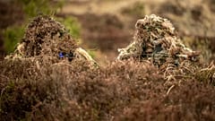 DATEI: Dänische Soldaten des Infanterieregiments Schleswig in Tarnkleidung trainieren auf dem Schieß- und Übungsplatz Oksboel, Jütland, 16. März 2023