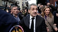L'ex-président français Nicolas Sarkozy arrive pour dédicacer son livre "Le journal d'un prisonnier" dans une librairie parisienne, le 10 décembre 2025. 