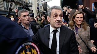 L'ex-président français Nicolas Sarkozy arrive pour dédicacer son livre "Le journal d'un prisonnier" dans une librairie parisienne, le 10 décembre 2025. 