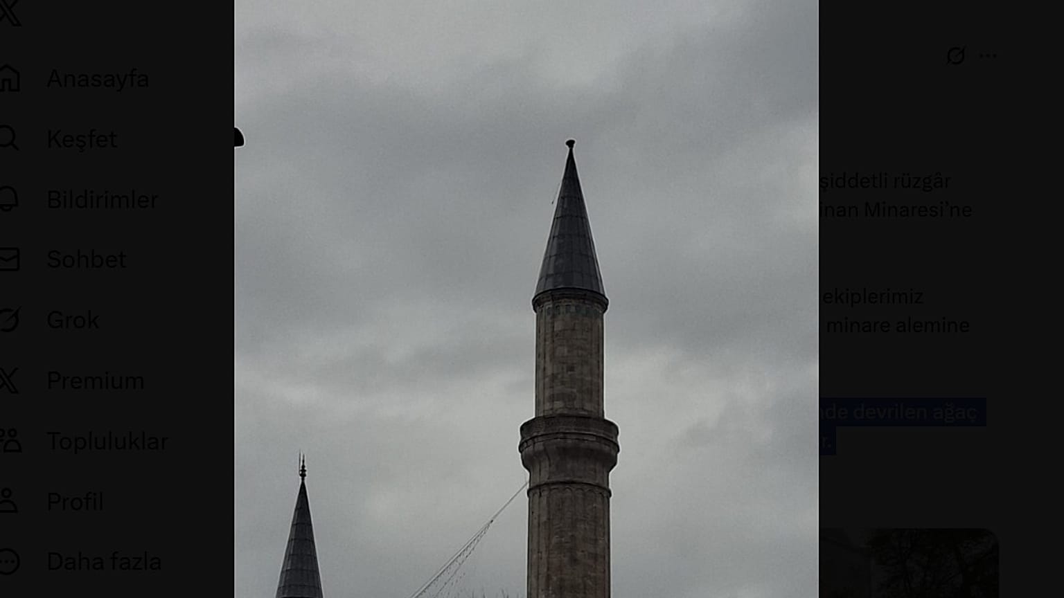 Ayasofya'da minarenin alemi düştü.