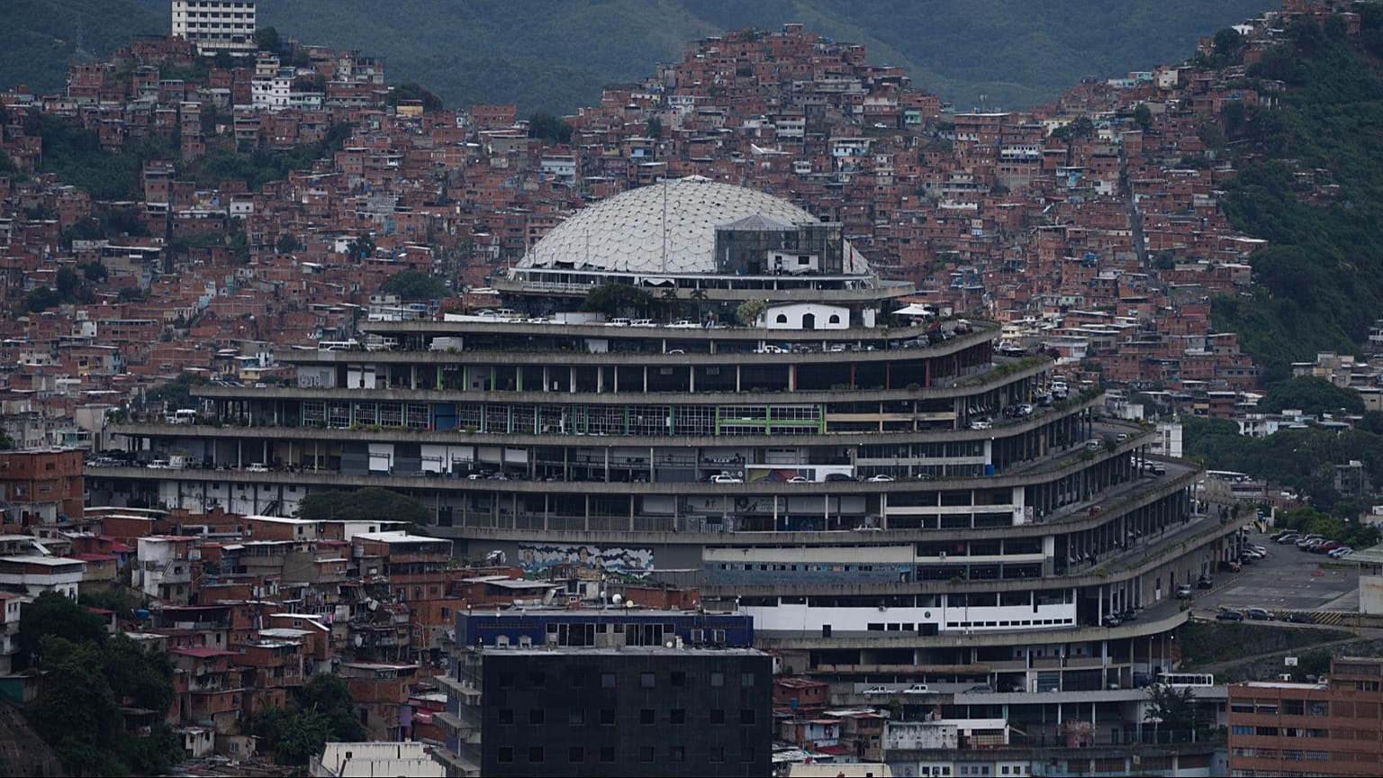 La sede de inteligencia de la policía de Venezuela, conocida como El Helicoide, se encuentra frente al barrio La Cota 905 en Caracas, Venezuela, el 12 de septiembre de 2022.