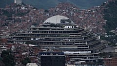 Das Hauptquartier des venezolanischen Geheimdienstes, bekannt als El Helicoide, befindet sich vor dem Viertel La Cota 905 in Caracas, Venezuela, 12. September 2022.