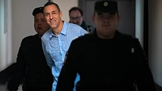 Le citoyen français Laurent Vinatier escorté vers une salle d'audience du tribunal du district de Zamoskvoretsky à Moscou, en Russie, le lundi 14 octobre 2024.