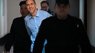 Le citoyen français Laurent Vinatier escorté vers une salle d'audience du tribunal du district de Zamoskvoretsky à Moscou, en Russie, le lundi 14 octobre 2024.