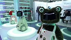 Auf der CES kommt ein Roboter mit Besucherinnen und Besuchern ins Gespräch. Er reagiert auf Fragen, gestikuliert und sorgt für Staunen.