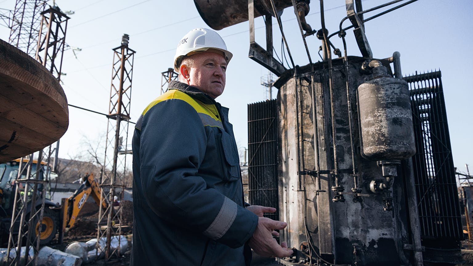 Dmitro Hryhoriiev, director ejecutivo de DTEK Odesa Grids, muestra una subestación de alto voltaje dañada tras una serie de ataques aéreos rusos contra el sector energético