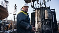 Dmitro Hryhoriiev, director ejecutivo de DTEK Odesa Grids, muestra una subestación de alto voltaje dañada tras una serie de ataques aéreos rusos contra el sector energético