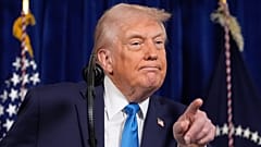 US-Präsident Donald Trump zeigt auf einen Reporter. Er gibt ihm das Wort bei einer Pressekonferenz in Mar-a-Lago in Palm Beach, Florida, am Samstag, dem dritten Januar 2026.