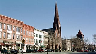 يظهر شارع مين ستريت في وسط مدينة نورثهامبتون، ماساتشوستس، يوم السبت 14 أبريل/نيسان 2001،. (صورة من وكالة أسوشيتد برس/نانسي بالميري)