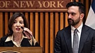 New York Valisi Kathy Hochul, New York’ta düzenlenen bir basın toplantısında New York Belediye Başkanı Zohran Mamdani ile birlikte, 6 Ocak 2026