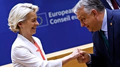 Die Präsidentin der Europäischen Kommission, Ursula von der Leyen, links, wird vom ungarischen Ministerpräsidenten Viktor Orban während eines Treffens am runden Tisch auf dem EU-Gipfel in Brüssel am 17. Juni begrüßt