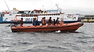 ARCHIVO: Los rescatistas en un barco parten para buscar a las víctimas de un ferry que se hunde en Jembrana, Bali, Indonesia, el viernes 4 de julio de 2025.