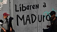 يمرّ الناس أمام جدارية كُتب عليها بالإسبانية "أطلقوا سراح مادورو"، خلال مسيرة تطالب بعودة الرئيس نيكولاس مادورو، في كاراكاس، فنزويلا، يوم الثلاثاء 6 يناير/كانون الثاني 2026،
