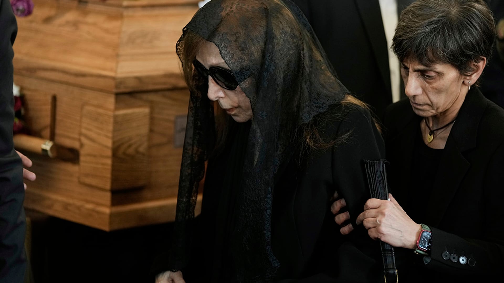 السيدة فيروز ابنتها ريما في عزاء ابنها زياد الرحباني تموز 2025