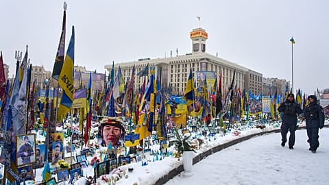 Des officiers de police passent devant le mémorial improvisé en hommage aux soldats tombés au combat sur la place principale de la ville de Kiev, en Ukraine, jeudi 8 janvier 2026,