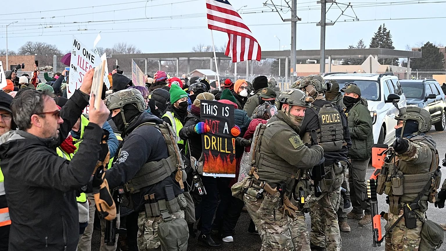 Manifestantes frente al edificio federal Bishop Henry Whipple en Minneapolis, 8 de enero de 2026.