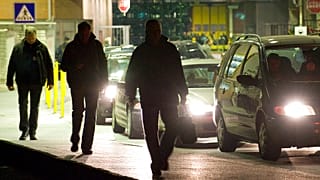 العمال يغادرون مصنع أوبل في بوخوم، ألمانيا، بعد النوبة الليلية يوم الخميس، 19 فبراير، 2009. 