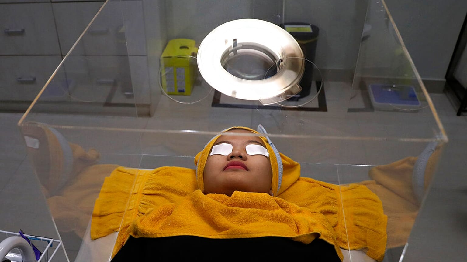 مريض ضمن واقي في عيادة تجميل