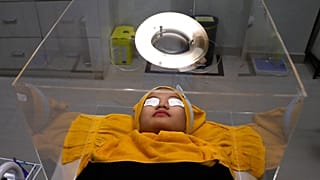 مريض ضمن واقي في عيادة تجميل