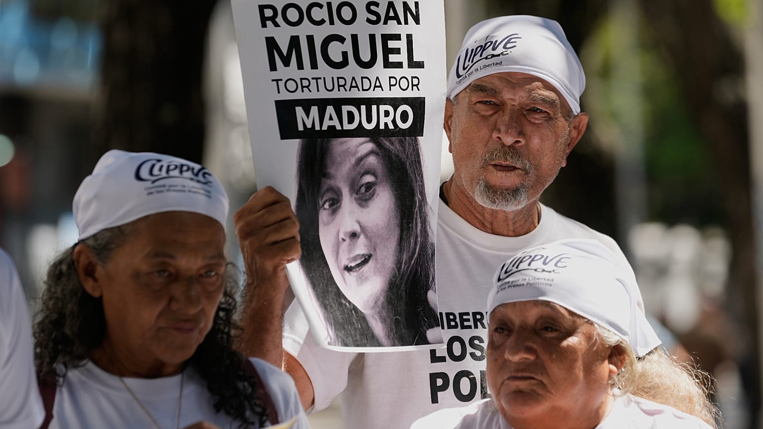 ARCHIVO: Un hombre sostiene una fotografía de la activista encarcelada Rocío San Miguel en Caracas, Venezuela. 