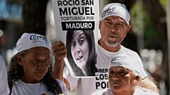 DATEI: Ein Mann hält ein Foto der inhaftierten Aktivistin Rocio San Miguel in Caracas, Venezuela.