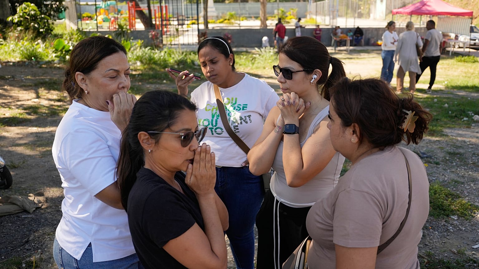 Familiari in Venezuela in attesa dei propri cari, detenuti politici di cui è stato annunciato il rilascio imminente. Tra loro alcuni stranieri e almeno un italiano