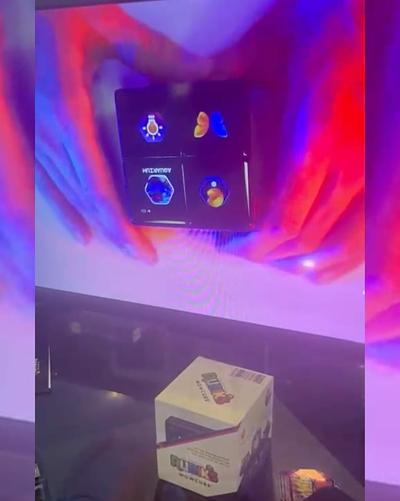 El Rubik’s WOWCube permite girar y agitar el cubo para jugar a distintos juegos.