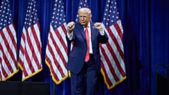 Trump baila después de hablar con los legisladores republicanos de la Cámara de Representantes durante su retiro político anual, el 6 de enero de 2026, en Washington.