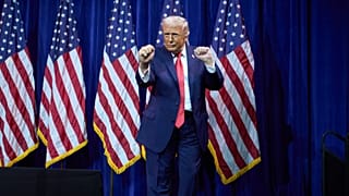 Trump baila después de hablar con los legisladores republicanos de la Cámara de Representantes durante su retiro político anual, el 6 de enero de 2026, en Washington.