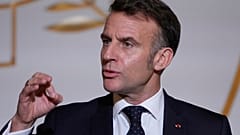 Der französische Präsident Emmanuel Macron hält am Donnerstag, 8. Januar 2026, im Elysee-Palast in Paris eine Rede vor französischen Botschaftern.