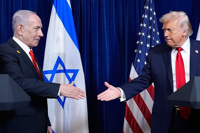 ABD Başkanı Donald Trump, İsrail Başbakanı Binyamin Netanyahu ile Mar-a-Lago'da el sıkışırken, 29 Aralık 2025