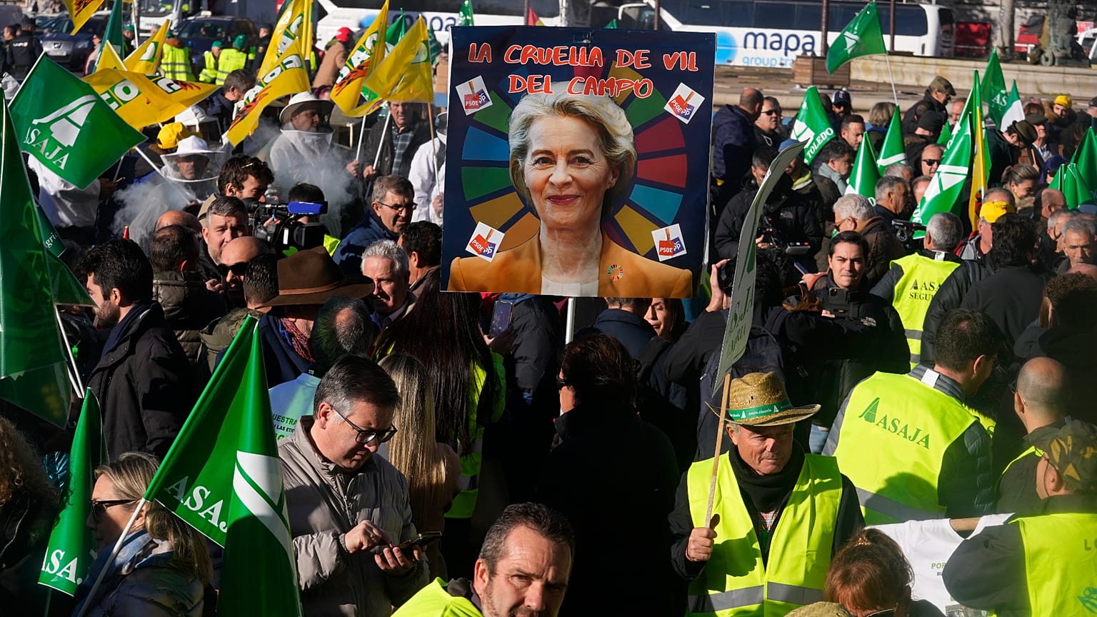 FILE: Gli agricoltori spagnoli protestano contro il Mercosur davanti al Ministero dell'Agricoltura a Madrid, lunedì 16 dicembre 2024. (Foto AP/Paul White)